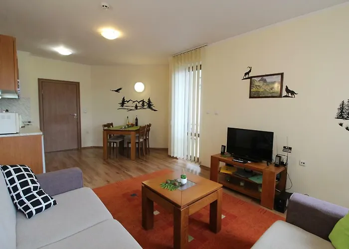 Apartment Pine Tree D34 *